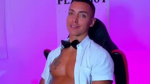 Snapshot of adriianlopez chatting on December 13, 10:13 pm Adrian Lopez online show from December 13, 10:13 pm