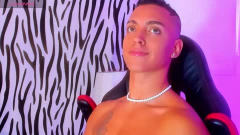 Snapshot of adriianlopez chatting on December 29, 2:52 pm Adrian Lopez online show from December 29, 2:52 pm