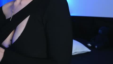 Aelia online show from April 6, 5:25 pm