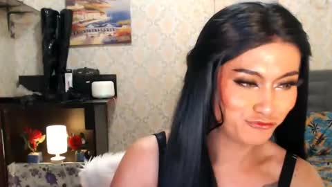 Snapshot of affairtoyourgoddesskhendra chatting on December 14, 12:01 am Dominant Goddess Contessa online show from December 14, 12:01 am