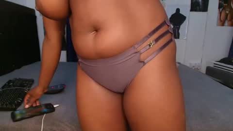 Snapshot of africanpetitequeenn chatting on April 24, 7:27 pm Africanpetitequeenn online show from April 24, 7:27 pm
