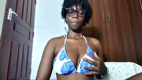 Snapshot of afro_pop chatting on April 24, 12:46 am Leah online show from April 24, 12:46 am