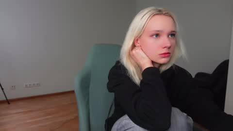 Agelina Lilly Laura online show from April 17, 5:54 am