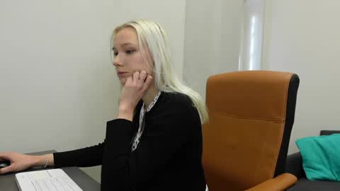 Snapshot of agelina_summer chatting on April 26, 6:11 am Agelina Lilly Laura online show from April 26, 6:11 am