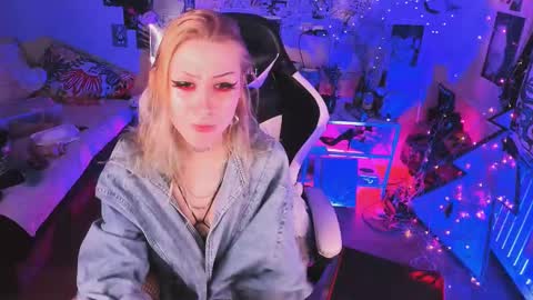 Snapshot of agonygirlxxx chatting on February 22, 6:41 pm Evexxxx EX KKKRARE online show from February 22, 6:41 pm