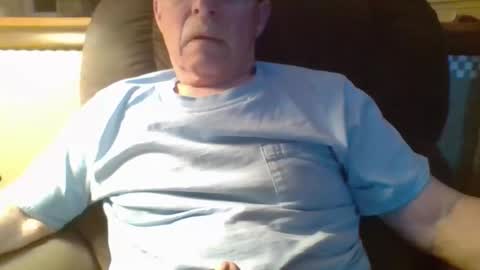 aguynrkfrd online show from April 19, 9:52 am