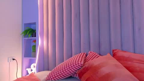 Snapshot of ahslyevans__ chatting on May 19, 8:04 pm AHSLY online show from May 19, 8:04 pm