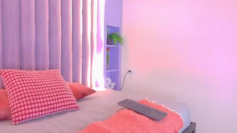 Snapshot of ahslyevans__ chatting on June 9, 7:25 pm AHSLY online show from June 9, 7:25 pm