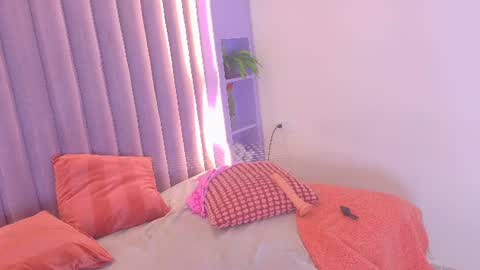 Snapshot of ahslyevans__ chatting on June 11, 12:32 am AHSLY online show from June 11, 12:32 am