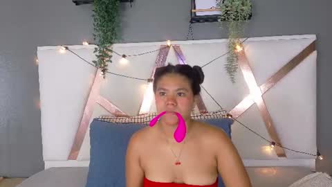 Snapshot of ahslyevans__ chatting on June 16, 8:00 pm AHSLY online show from June 16, 8:00 pm