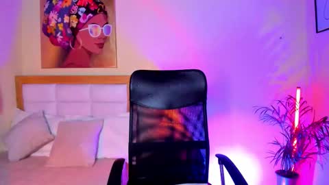 Snapshot of aitana_brown chatting on February 13, 9:33 pm Aitana Brown online show from February 13, 9:33 pm