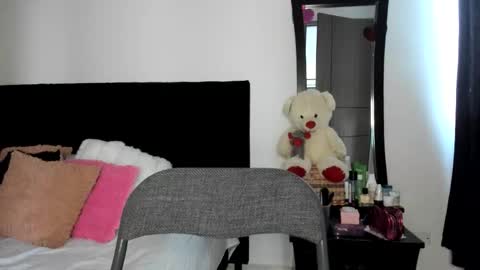 Snapshot of akanekihm chatting on December 19, 11:39 am MIRANDA online show from December 19, 11:39 am