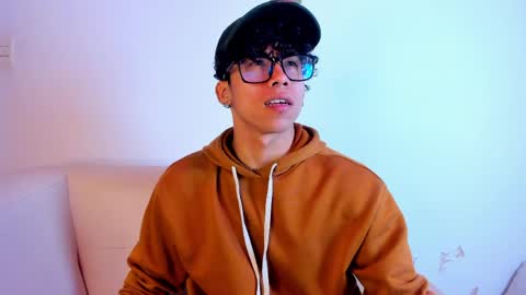 akazaboy online show from April 12, 5:45 am