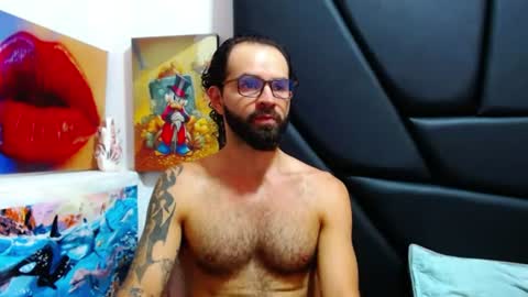 Snapshot of akiles_r chatting on June 18, 12:11 am akiles online show from June 18, 12:11 am