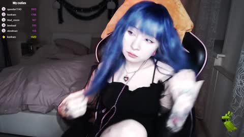 akirahartyx online show from December 18, 1:45 pm