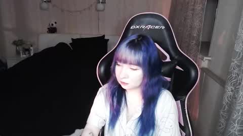 akirahartyx online show from January 13, 4:01 pm