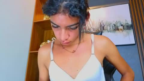 Snapshot of alahia__rodriguez chatting on May 24, 12:21 pm Alahia Rodriguez online show from May 24, 12:21 pm