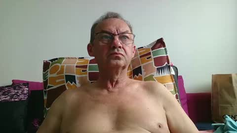 Snapshot of alain5159 chatting on May 7, 8:09 am alain5159 online show from May 7, 8:09 am