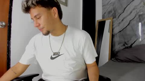 Snapshot of alan__smith chatting on December 19, 8:05 pm alan__smith online show from December 19, 8:05 pm