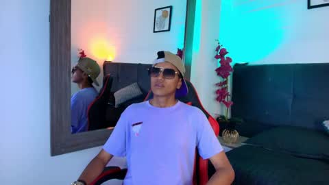 Snapshot of alan_colthon chatting on April 21, 8:34 pm alan_colthon online show from April 21, 8:34 pm