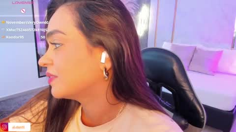 Snapshot of alana_dantes chatting on May 28, 8:39 pm M E L I online show from May 28, 8:39 pm