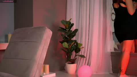 Snapshot of alanareign chatting on June 19, 9:35 am AlanaReign online show from June 19, 9:35 am