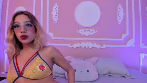 Snapshot of alannamilan chatting on June 27, 2:55 pm alannamilan online show from June 27, 2:55 pm