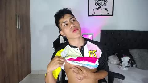 Snapshot of alannaughty_ chatting on October 30, 12:45 am alannaughty_ online show from October 30, 12:45 am