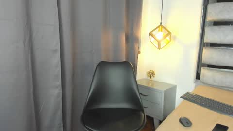 Snapshot of alantaylorr_ chatting on July 14, 4:28 am alantaylorr_ online show from July 14, 4:28 am