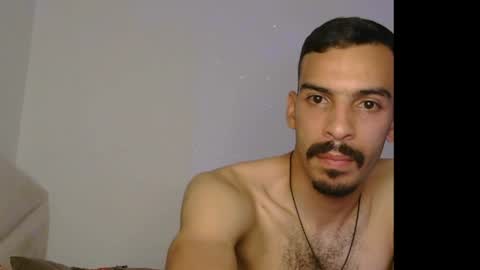 Snapshot of alaouirim25 chatting on May 31, 10:44 pm AllylicArabis online show from May 31, 10:44 pm