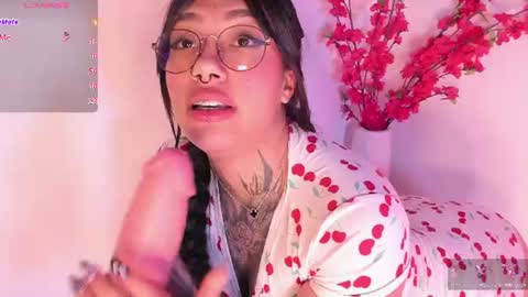 Snapshot of aleja_5 chatting on June 19, 4:28 am Ale online show from June 19, 4:28 am