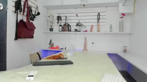Alejandra online show from September 25, 1:15 pm