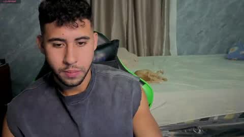 Snapshot of alejandrojf_00 chatting on May 5, 11:35 pm Daiki jack online show from May 5, 11:35 pm