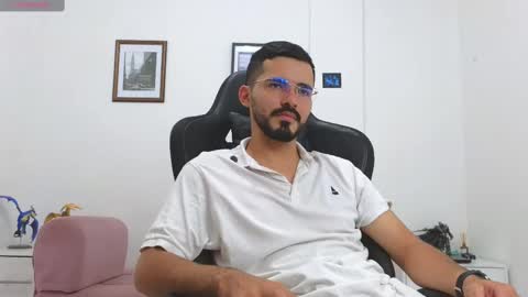 alejandroo_7 online show from October 22, 7:24 pm