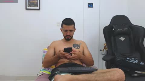 alejandroo_7 online show from February 3, 6:46 pm