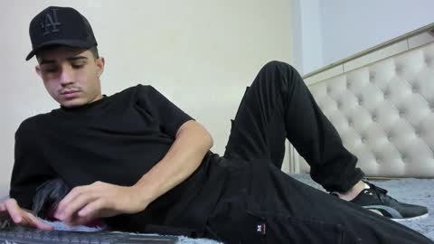 alejo_gray1 online show from November 7, 3:17 am