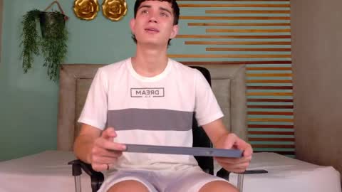 Snapshot of alejo_gray1 chatting on June 6, 7:29 pm alejo_gray1 online show from June 6, 7:29 pm