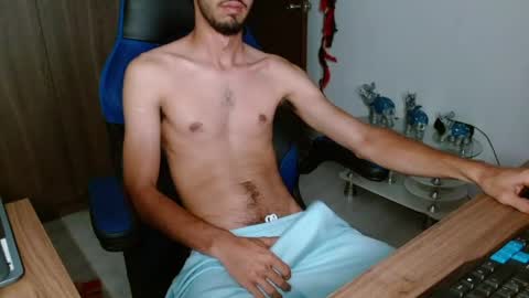 Snapshot of alejo_hot23 chatting on May 23, 1:44 am David online show from May 23, 1:44 am