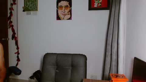 Snapshot of alejo_hot23 chatting on June 6, 2:05 am David online show from June 6, 2:05 am