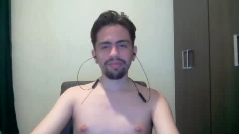 Snapshot of alejo_shy chatting on December 10, 5:39 am alejo_shy online show from December 10, 5:39 am