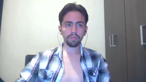 Snapshot of alejo_shy chatting on December 12, 11:47 pm alejo_shy online show from December 12, 11:47 pm
