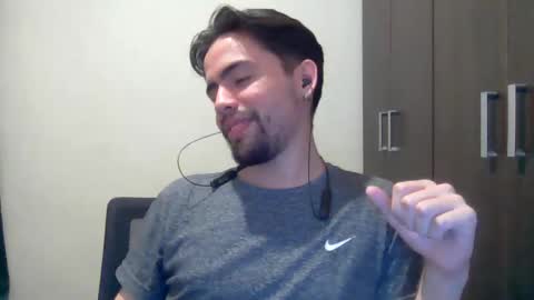 Snapshot of alejo_shy chatting on December 18, 5:48 am alejo_shy online show from December 18, 5:48 am