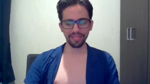 Snapshot of alejo_shy chatting on January 3, 4:00 am alejo_shy online show from January 3, 4:00 am