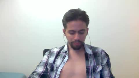 Snapshot of alejo_shy chatting on January 9, 5:44 am alejo_shy online show from January 9, 5:44 am