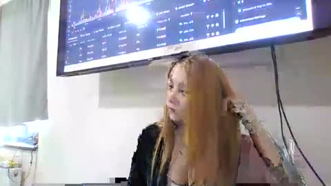 Snapshot of aleksandra33 chatting on June 7, 8:40 am aleksandra33 online show from June 7, 8:40 am