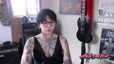 Snapshot of aleksanoir chatting on February 5, 3:09 pm AleksaNoir online show from February 5, 3:09 pm