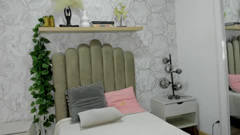 Snapshot of alessia_monroe chatting on June 6, 11:37 am alessia monroe online show from June 6, 11:37 am
