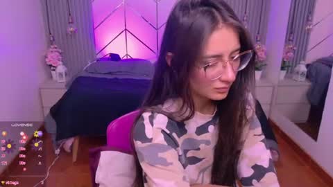 Snapshot of alessia_moore chatting on July 1, 4:07 pm Alessia online show from July 1, 4:07 pm
