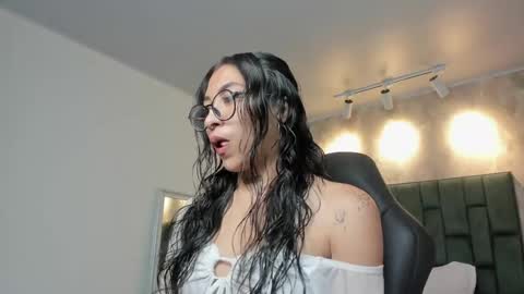 Snapshot of alessia_storm_ chatting on April 16, 1:17 am Alessia online show from April 16, 1:17 am