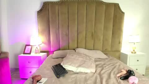 Snapshot of alessiia_moon chatting on April 22, 1:23 pm Alessia online show from April 22, 1:23 pm